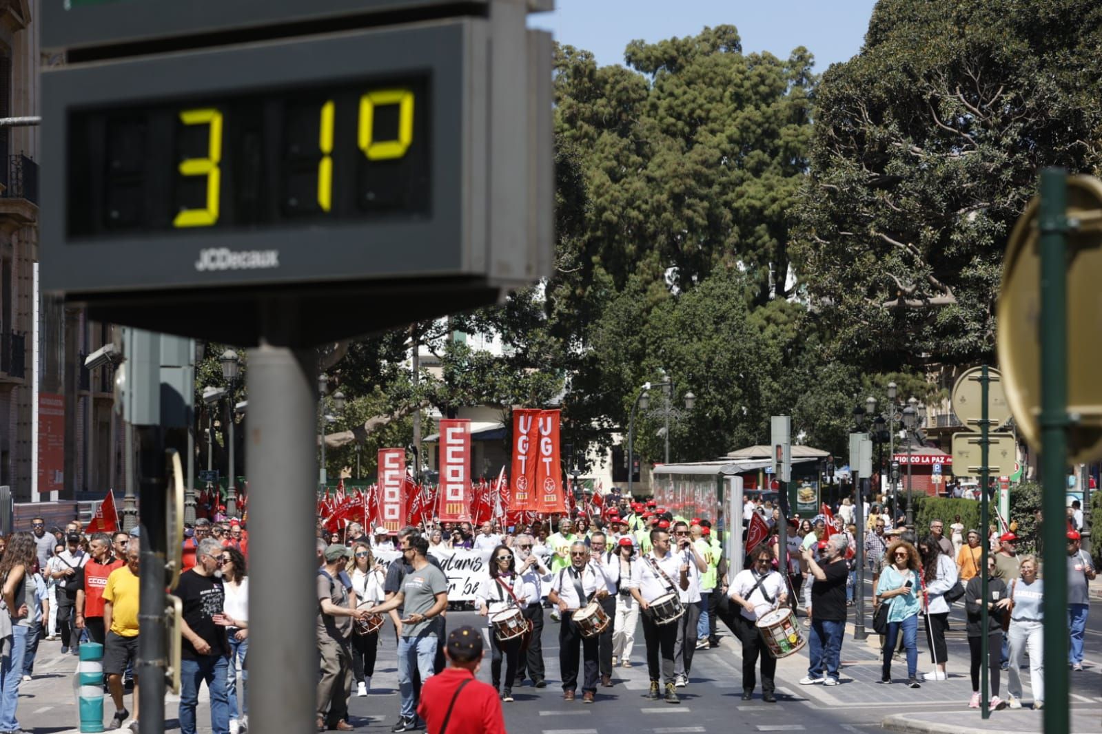 Miles de trabajadores festejan el Primero de Mayo en València