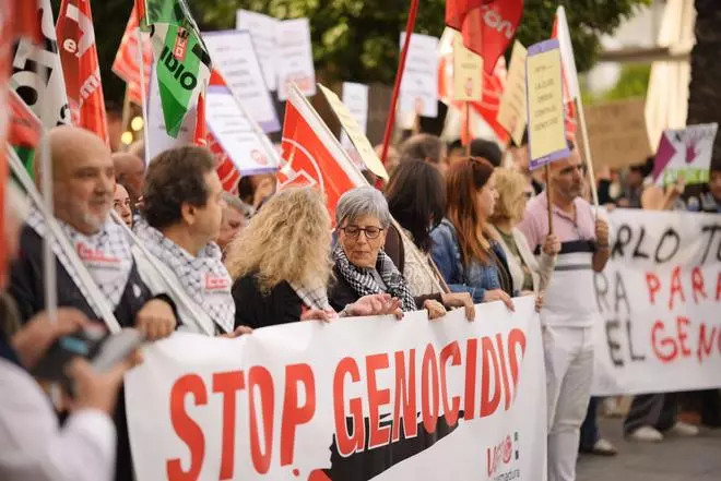Manifestación a favor de Palestina frente al Ayuntamiento de Mérida, convocada por los sindicatos UGT y CCOO Extremadura