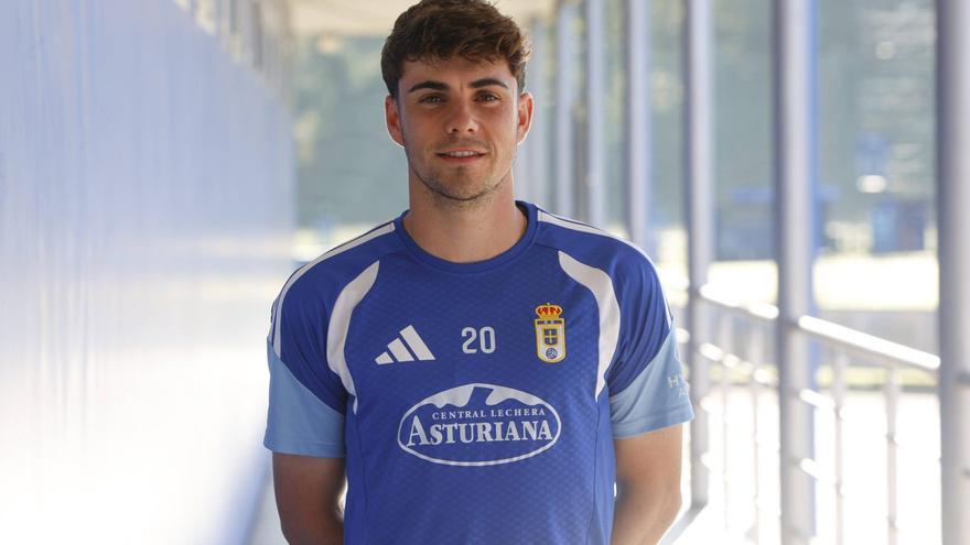 Pablo Sáenz, extremo del Real Oviedo: "¿El derbi? Tengo ganas de vivirlo y sobre todo de ganarlo"