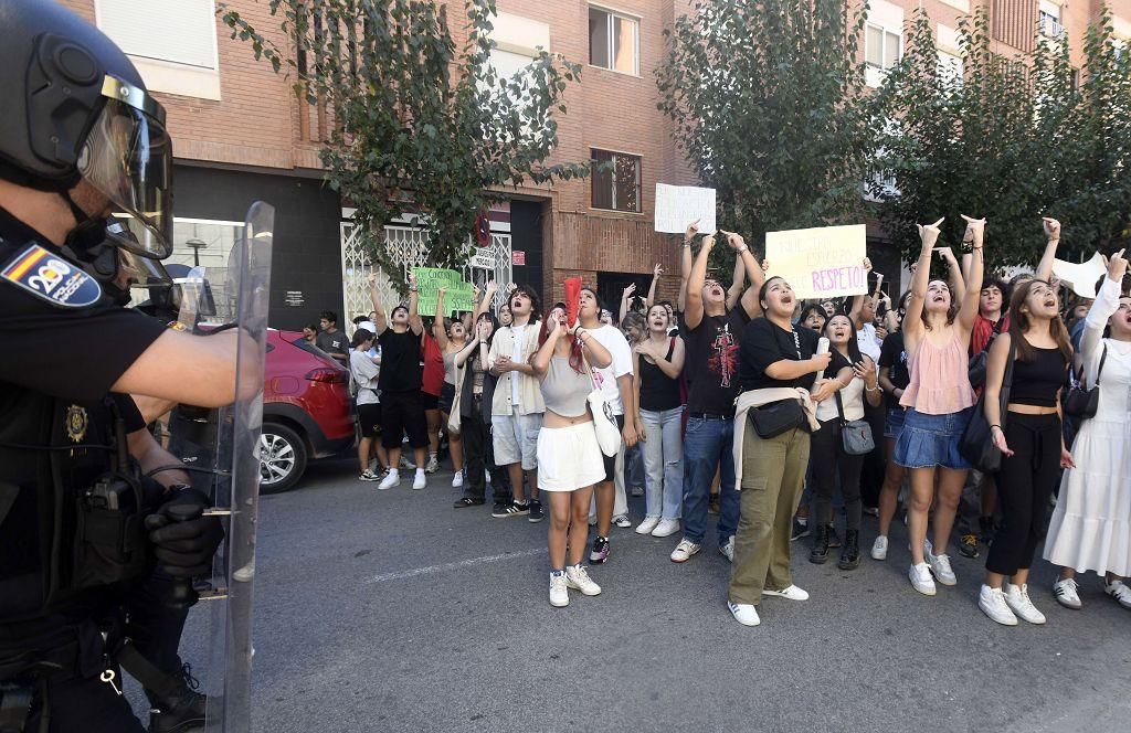 Todas las imágenes de la protesta por la Ebau y las cargas policiales junto a la Consejería de Educación