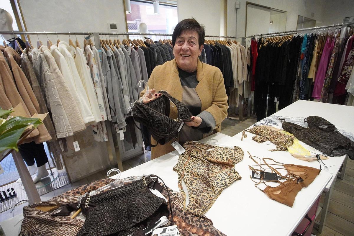 Xita Bauxell mostrant articles de la seva botiga, Blonda.