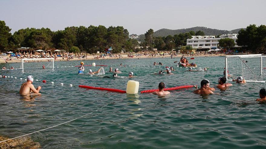 Waterpolo de nivel para toda Ibiza en la playa de Port des Torrent