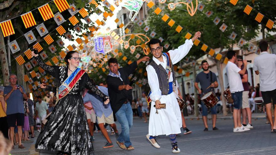 La semana grande de los Moros y Cristianos de Xixona arranca con los Nanos y la Danza