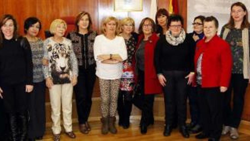 Foto de familia de las concejalas y representantes de los colectivos vigueses de mujeres, ayer tras el pleno celebrado en el Concello.  // M. G. Brea