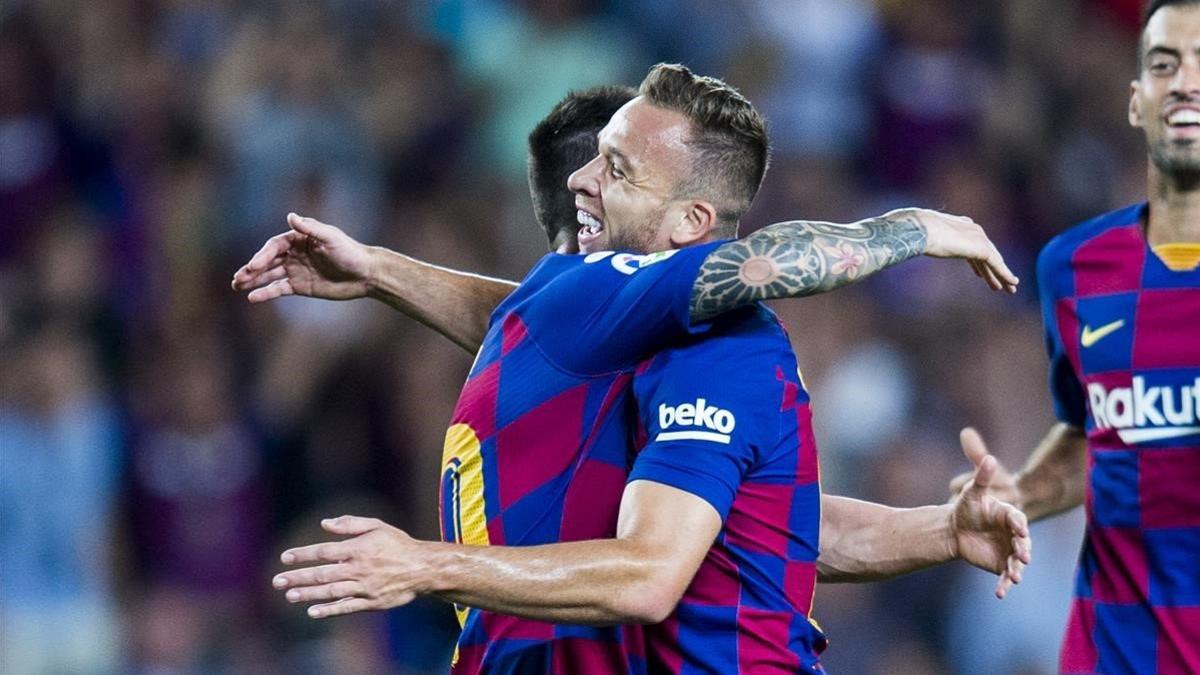 Messi y Arthur celebran el gol del brasileño ante el Villarreal.