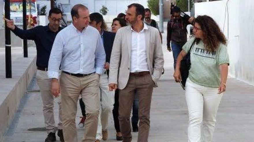 Los políticos recorrieron el paseo marítimo y toda la zona reformada de es Pujols.