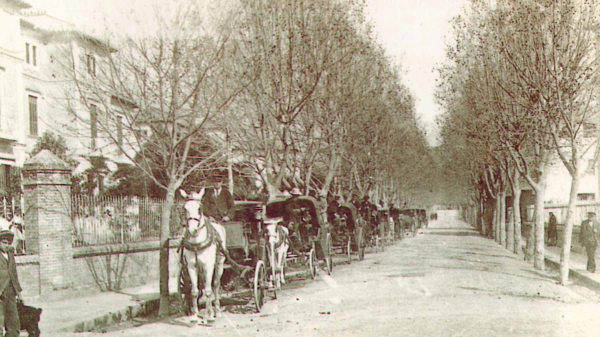 Foto histórica de coches de caballos en Málaga.