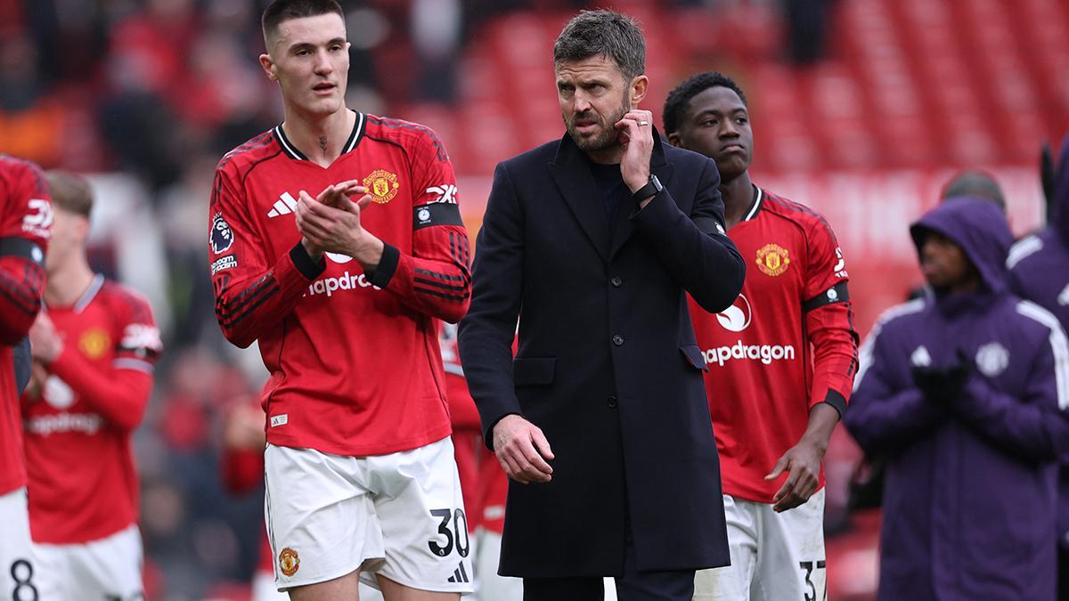 Benjamin Sesko del Manchester United y el entrenador Michael Carrick
