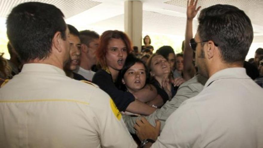 Estudiantes valencianos reciben a Fabra entre abucheos