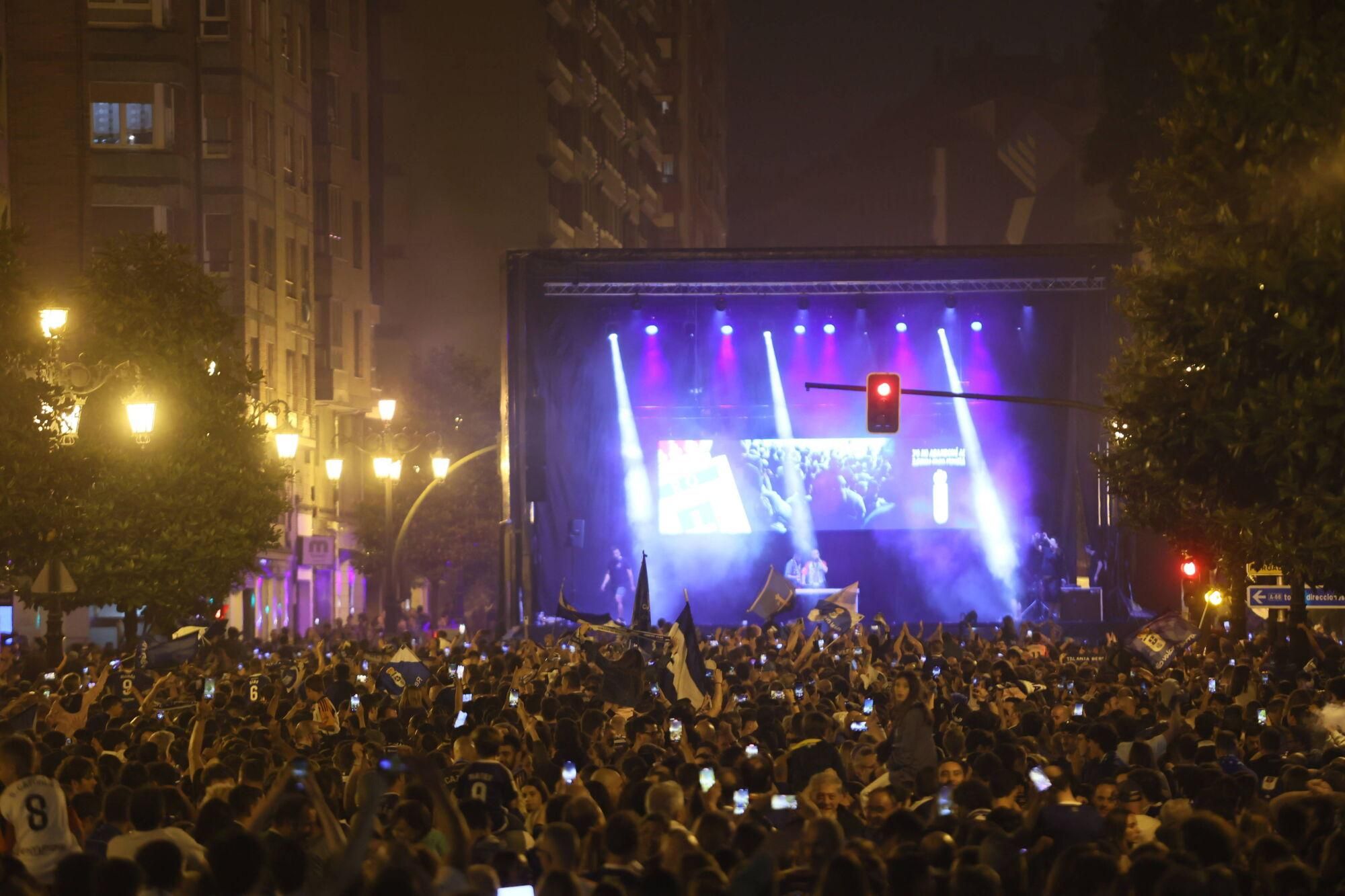 Así se celebró el ascenso del Oviedo a Primera: la afición estalla en una noche histórica