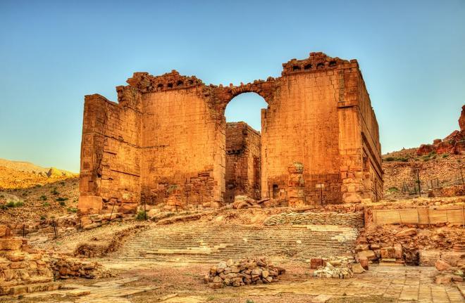 Ruinas del antiguo templo Qasr Al-Bint en Petra