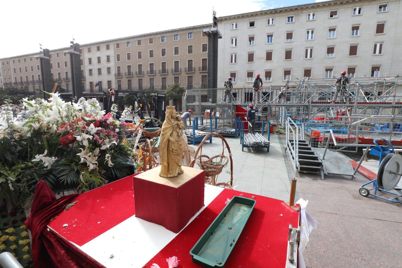 FOTOGALERÍA | Desmontaje de la Virgen en la plaza del Pilar