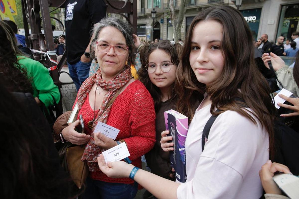 Jóvenes con números para guardar cola para que la superventas Alice Keller les firme libros.