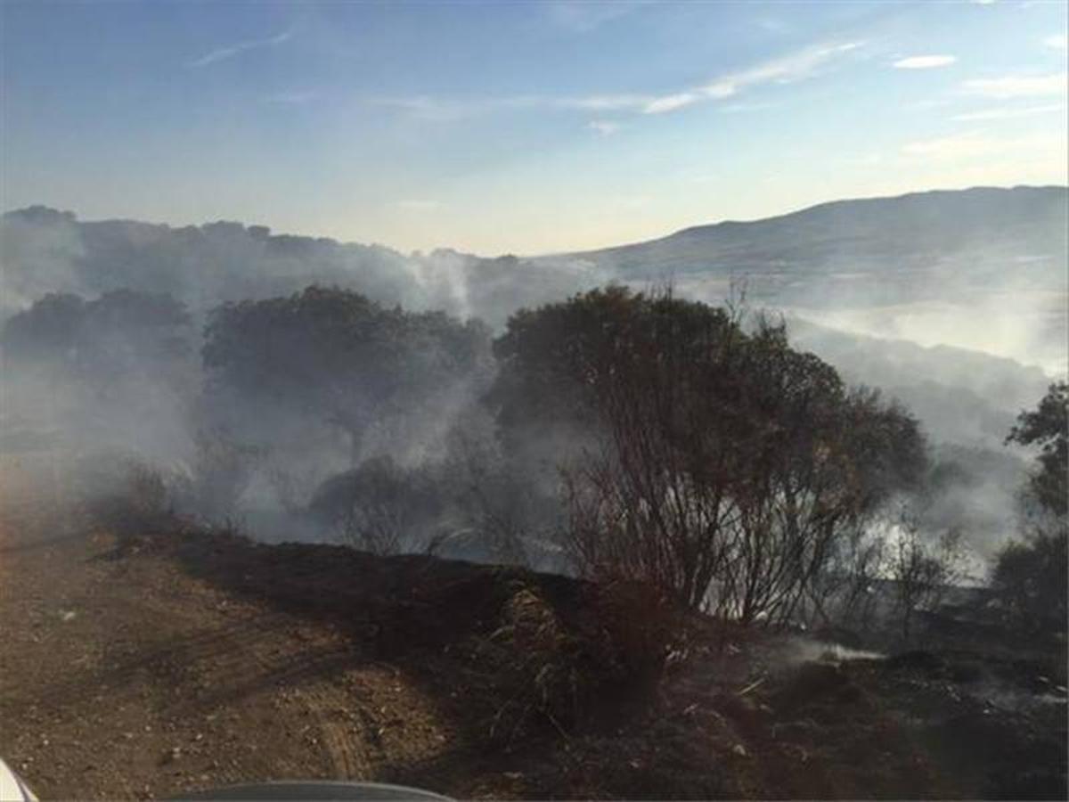 Un incendio en la sierra de Santa Bárbara causa alarma en Plasencia
