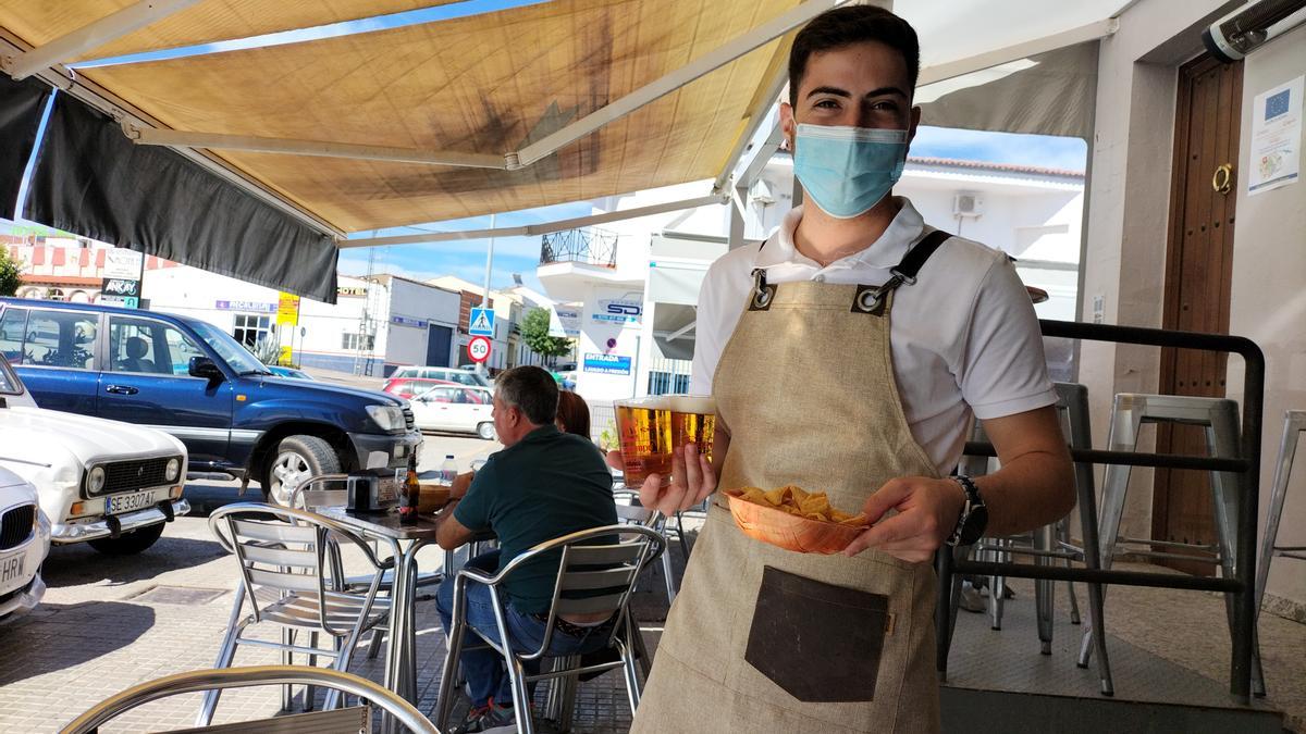 Profesional de la hostelería en un restaurante de Monesterio