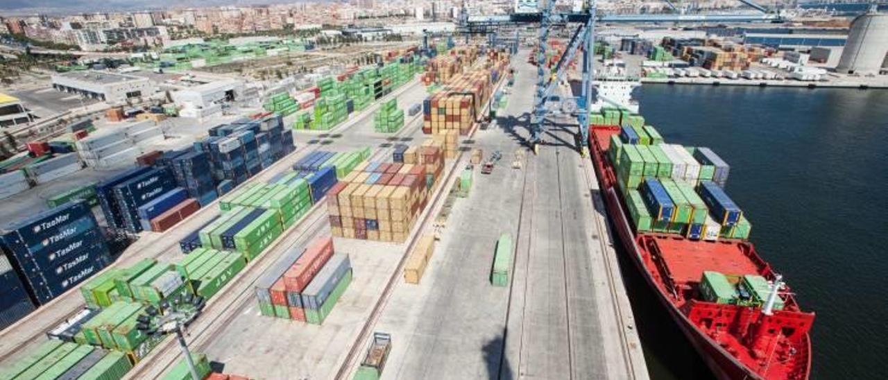 Terminal de contenedores del Puerto de Alicante, que se utiliza principalmente para abastecer de mercancías a las islas Canarias.