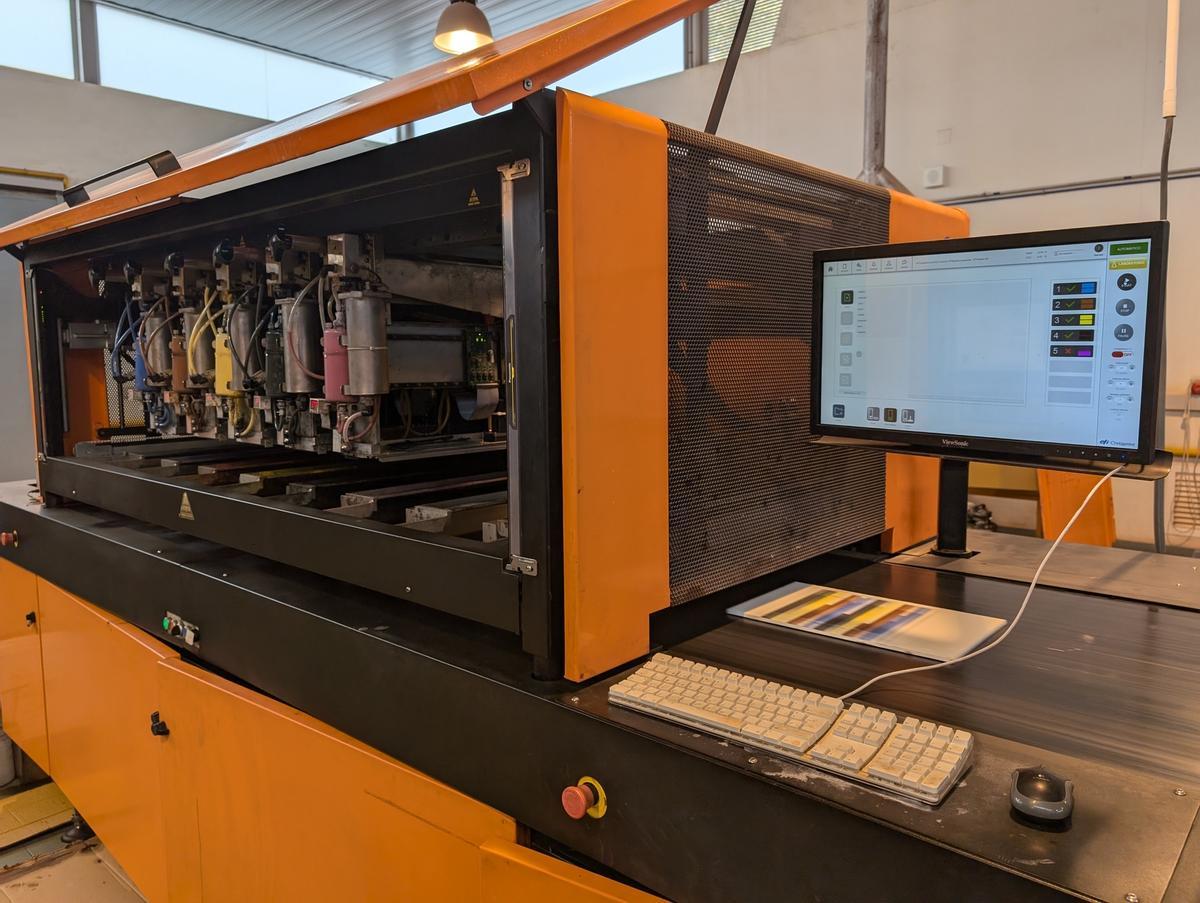 Tecnología y arte se unen en la Escuela de Carámica de l'Alcora, con el apredizaje de técnicas y sistemas actuales como el ink-jet.