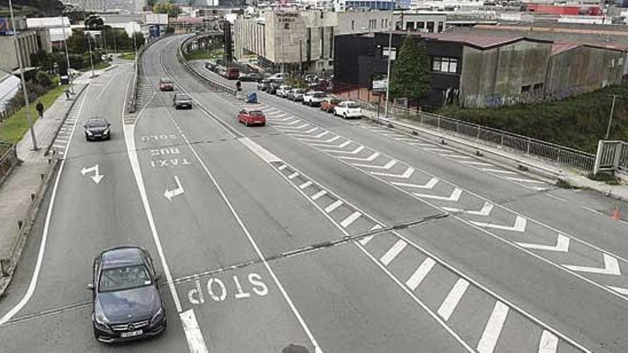 Tramo de avenida de Arteixo, con la rotonda de Agrela al fondo, donde se instalará el carril bici.