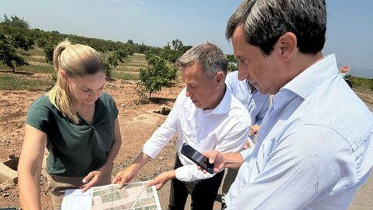 El alcalde, Jorge Monferrer, y los técnicos se reunieron en las instalaciones de la actual depuradora.