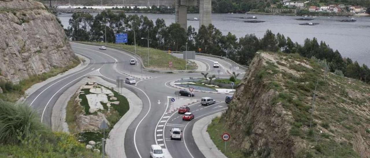 La rotonda de Domaio y el acceso al Corredor do Morrazo, con el puente de Rande al fondo.