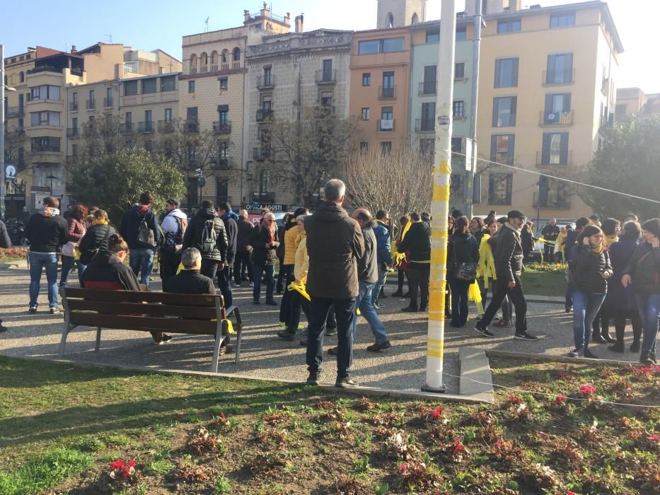 L'ANC reparteix cintes grogues a Plaça Catalunya