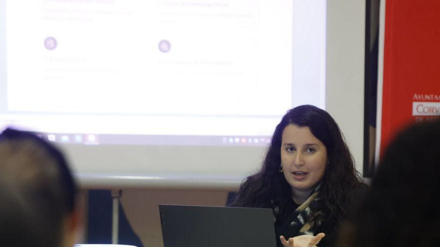 Noemí Clavijo, ayer, durante su intervención en la jornada.  | LUISMA MURIAS