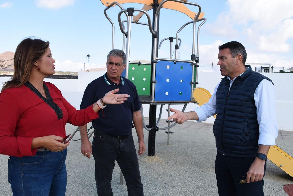Imagen de la visita realizada por el alcalde de Teguise, Oswaldo Betancort, junto a otros ediles del consistorio local a algunas instalaciones deportivas y parques del municipio.
