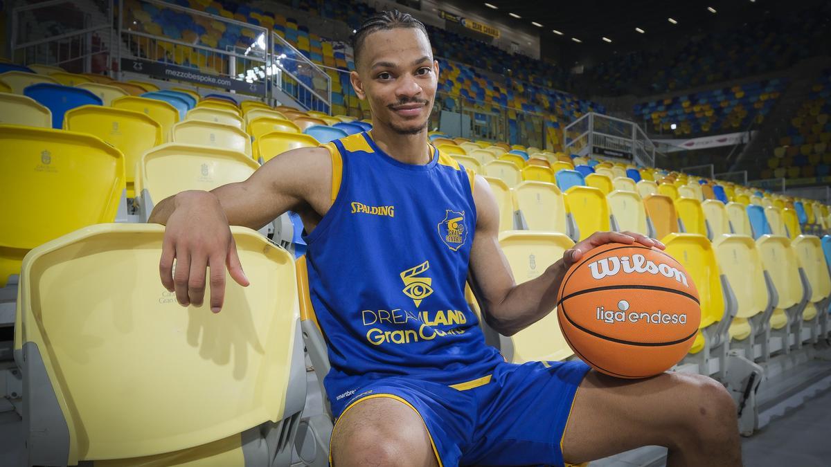 Isaiah Wong posa sonriente en las gradas del Gran Canaria Arena.