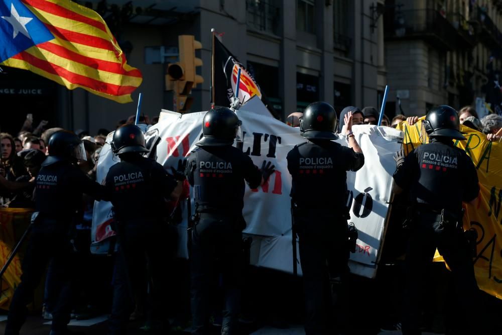 Choques entre independentistas y mossos en Barcelona