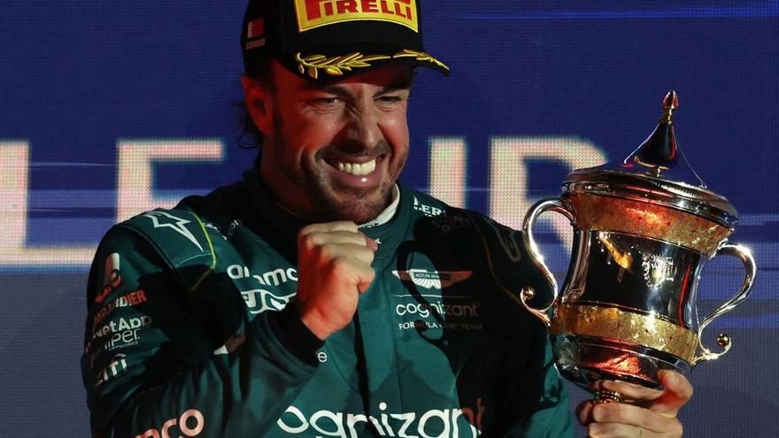 Fernando Alonso celebra su tercera posición ayer en el podio del Gran Premio de Bahrein.  | EFE