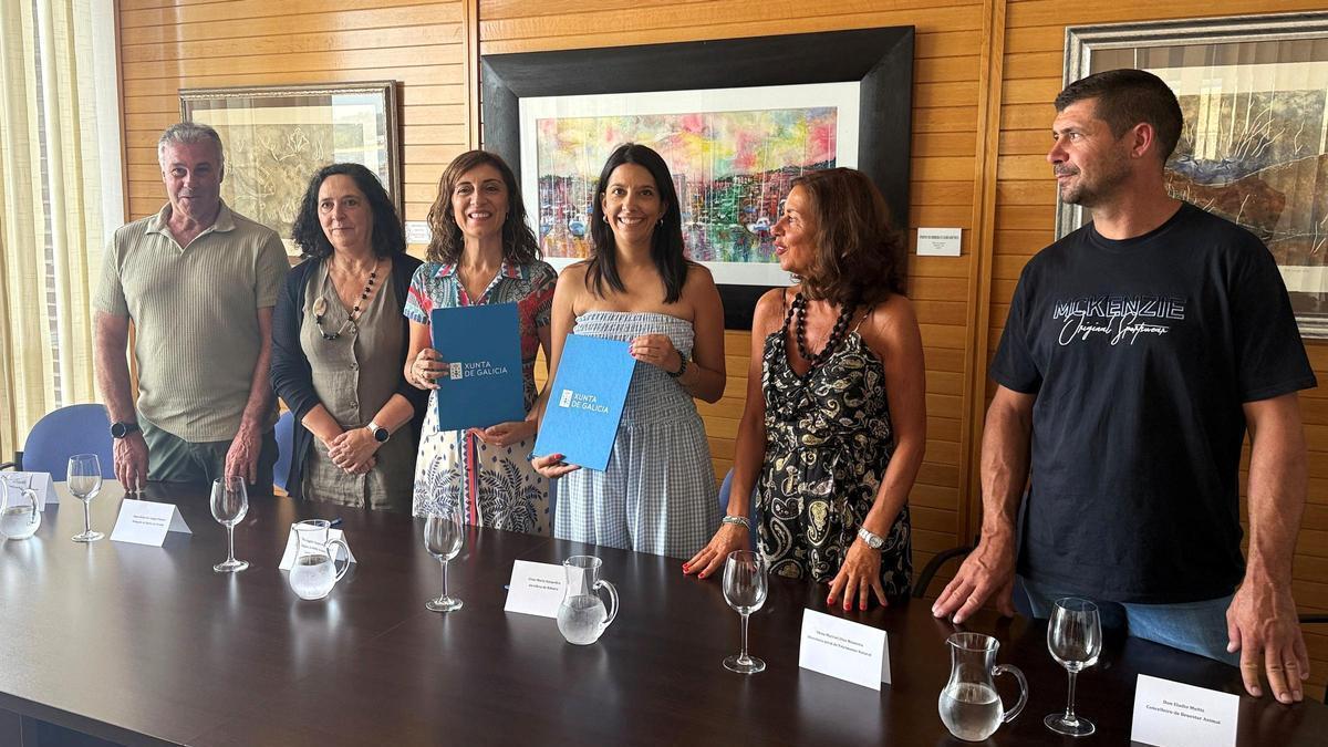 Do Campo, segunda esquerda, Vázquez e Sampedro no acto da firma do convenio.