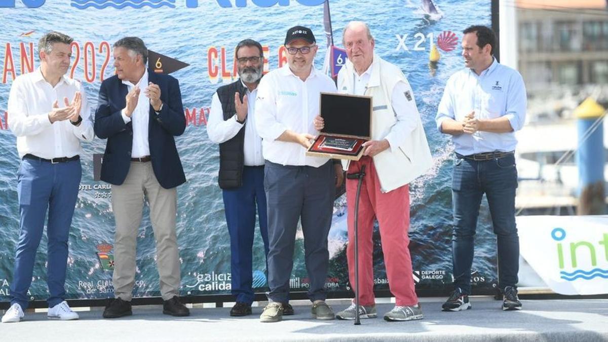 Juan Carlos I recibe una placa conmemorativa de la regata en agradecimiento a su asistencia. / GUSTAVO SANTOS