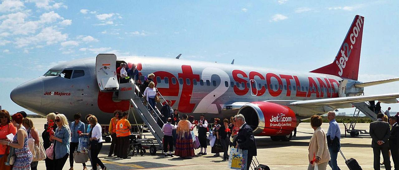 Los pasajeros bajan de un avión de la división escocesa de la aerolínea y turoperador Jet2. | | EUROPA PRESS