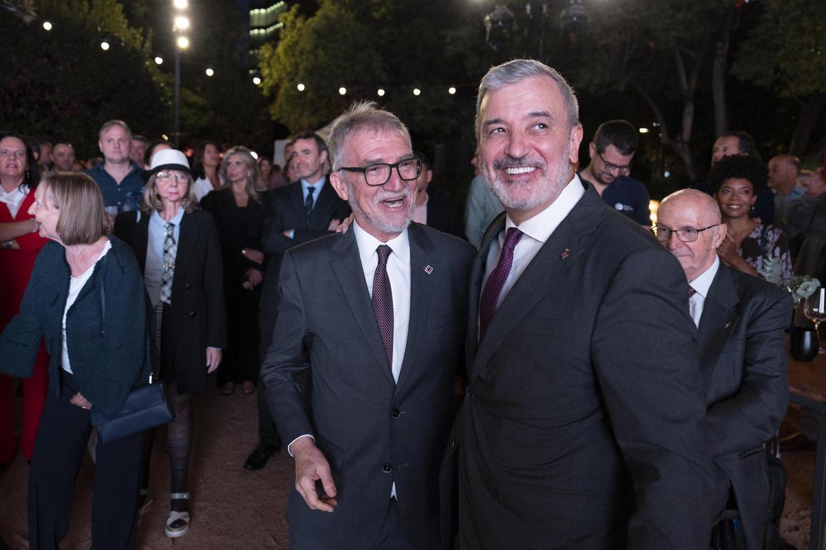 El alcalde Jaume Collboni y el ‘Barceloni de l’any’, Mateo Valero, tras recibir el premio