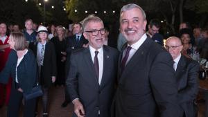 El alcalde Jaume Collboni y el ‘Barceloni de l’any’, Mateo Valero, tras recibir el premio