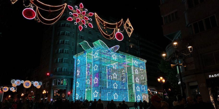 Ya es Navidad en Vigo: 10 milllones de luces para marcar una historia. // A. Villar | J. Lores | J. Álvarez | C. Delgado | M. Romero