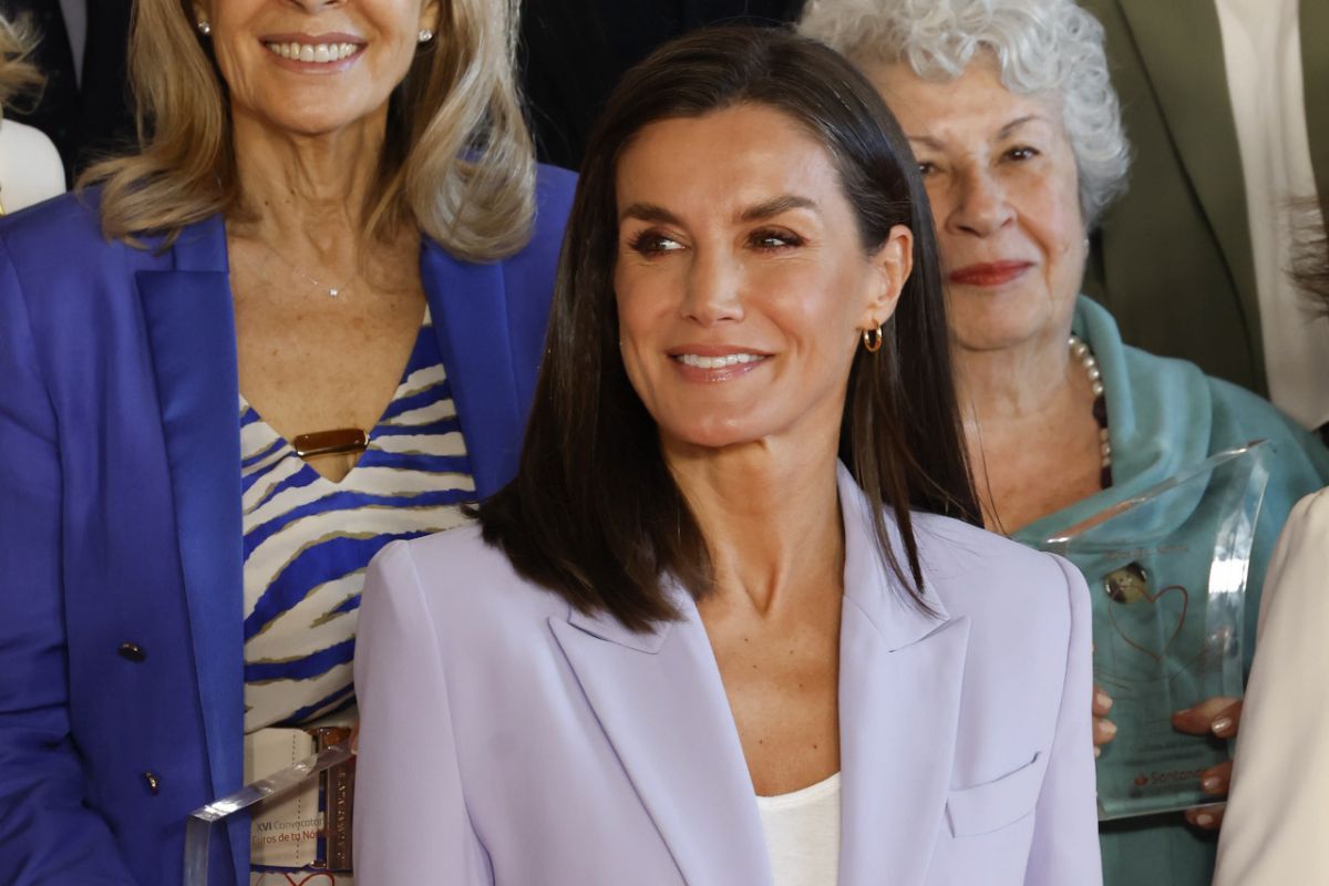 La coincidencia de estilo de la reina Letizia y Belén Esteban en un acto del Banco Santander