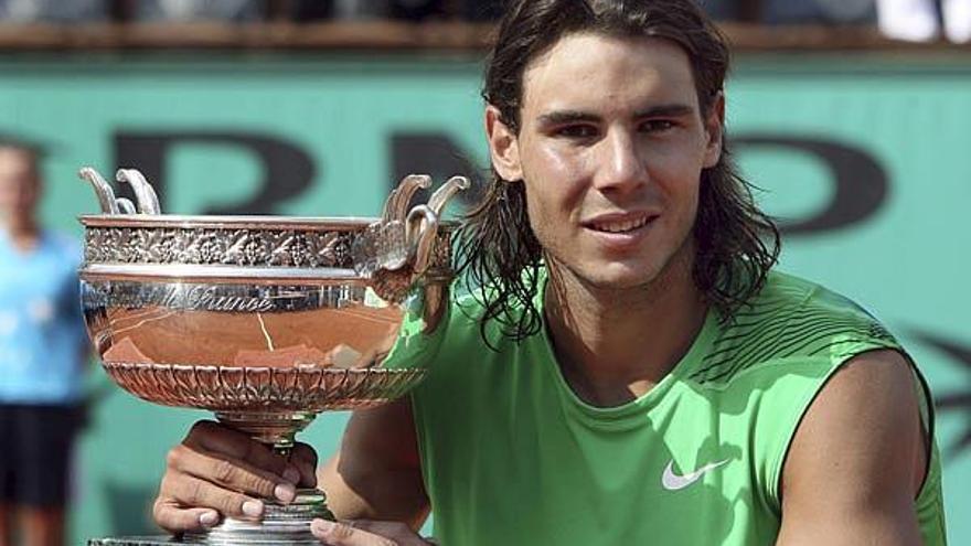 Rafa Nadal muerde en broma el trofeo que lo acredita como ganador de Roland Garros.