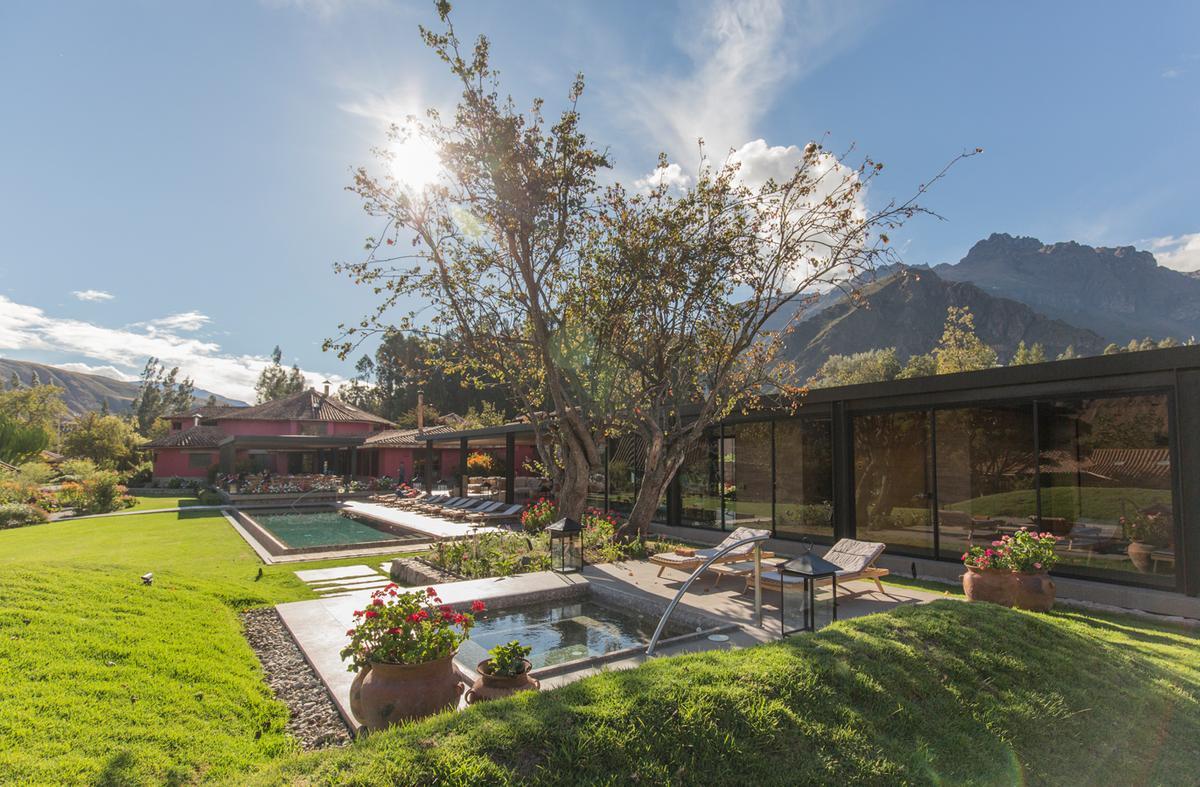La piscina y el jacuzzi de Sol y Luna se abren al paisaje montañoso del Valle Sagrado.
