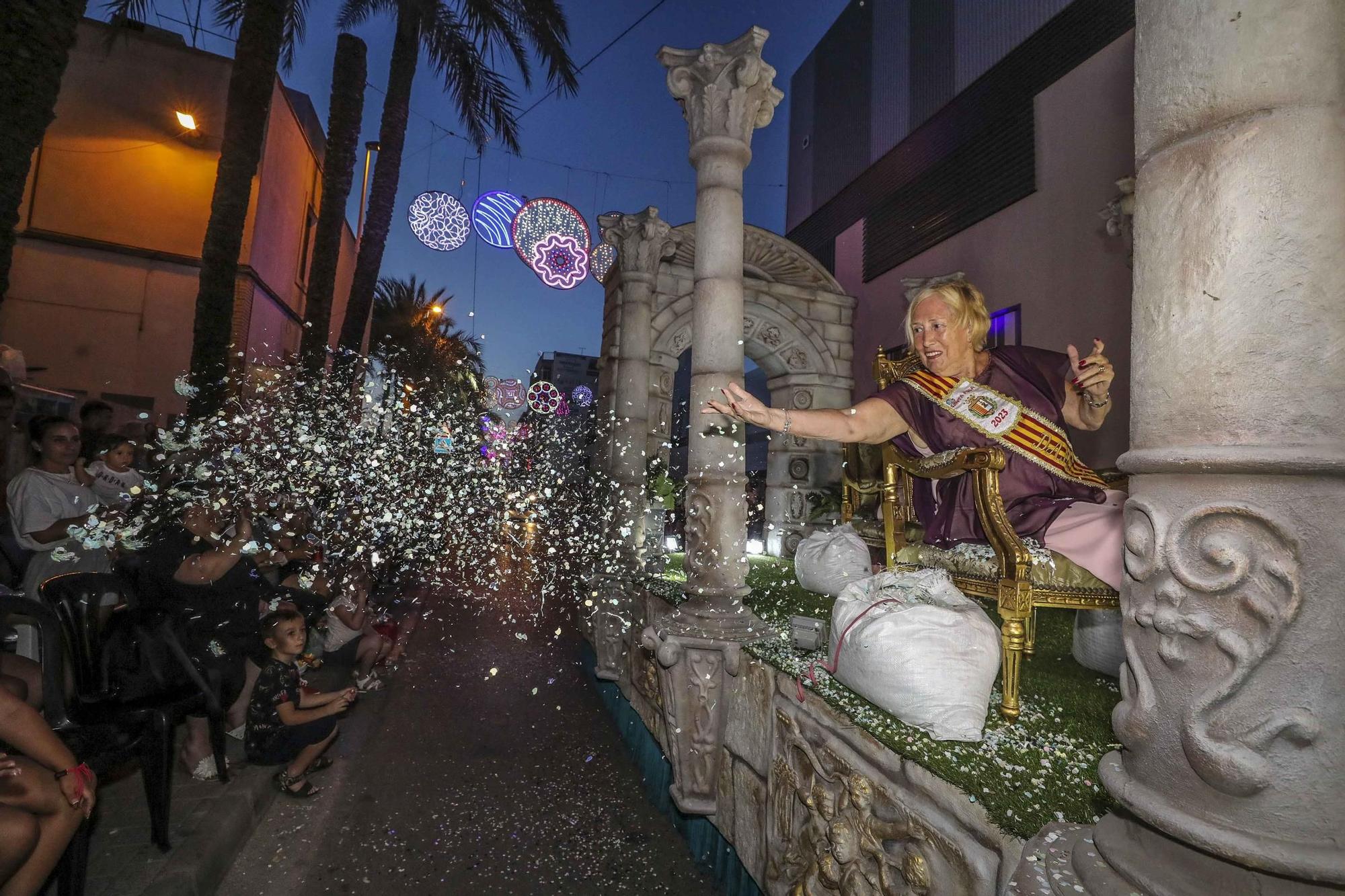 El desfile multicolor congrega a mas de 650 festeros en Santa Pola