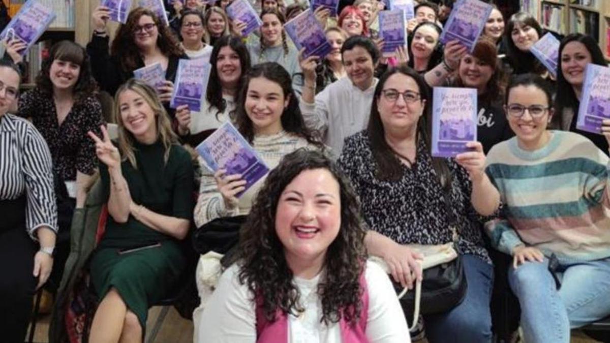 La escritora Teresa López Cerdán, junto a lectoras, en una presentación de su libro.