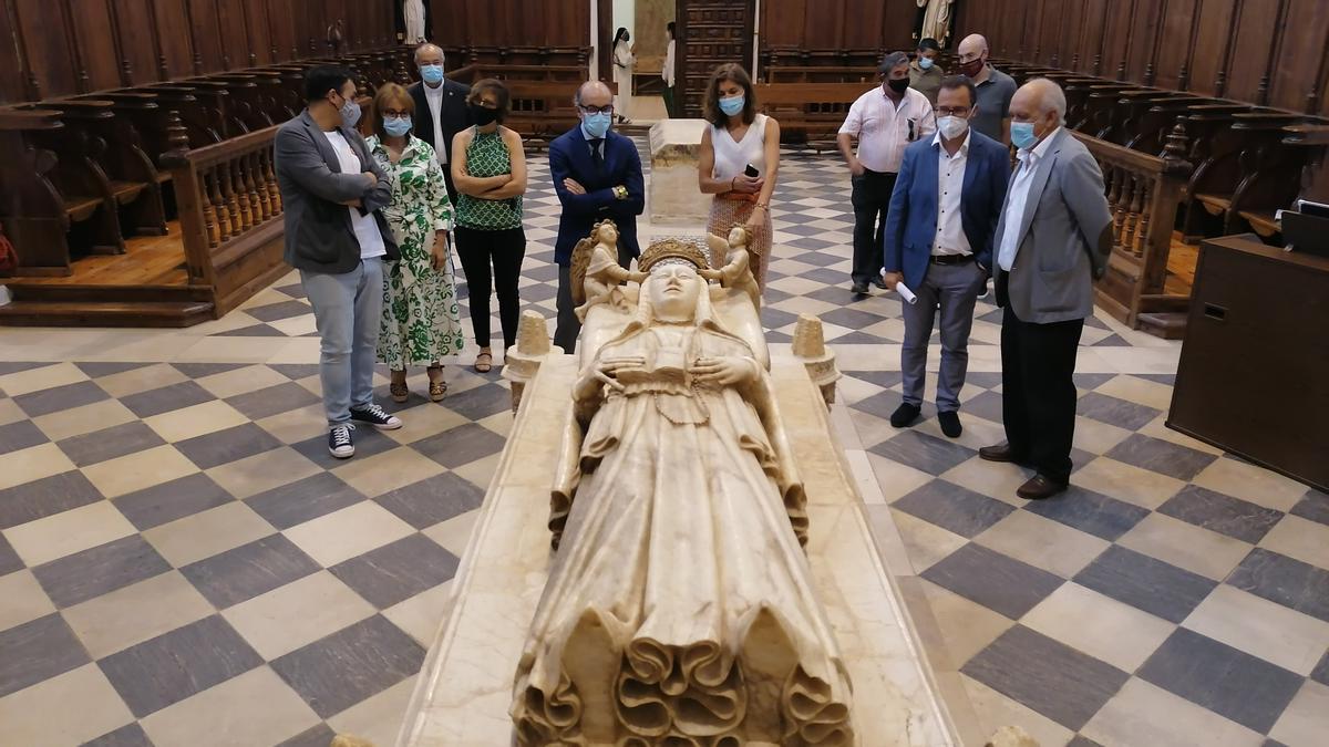 Asistentes al acto admiran el sepulcro de la reina Beatriz de Portugal que conserva el convento