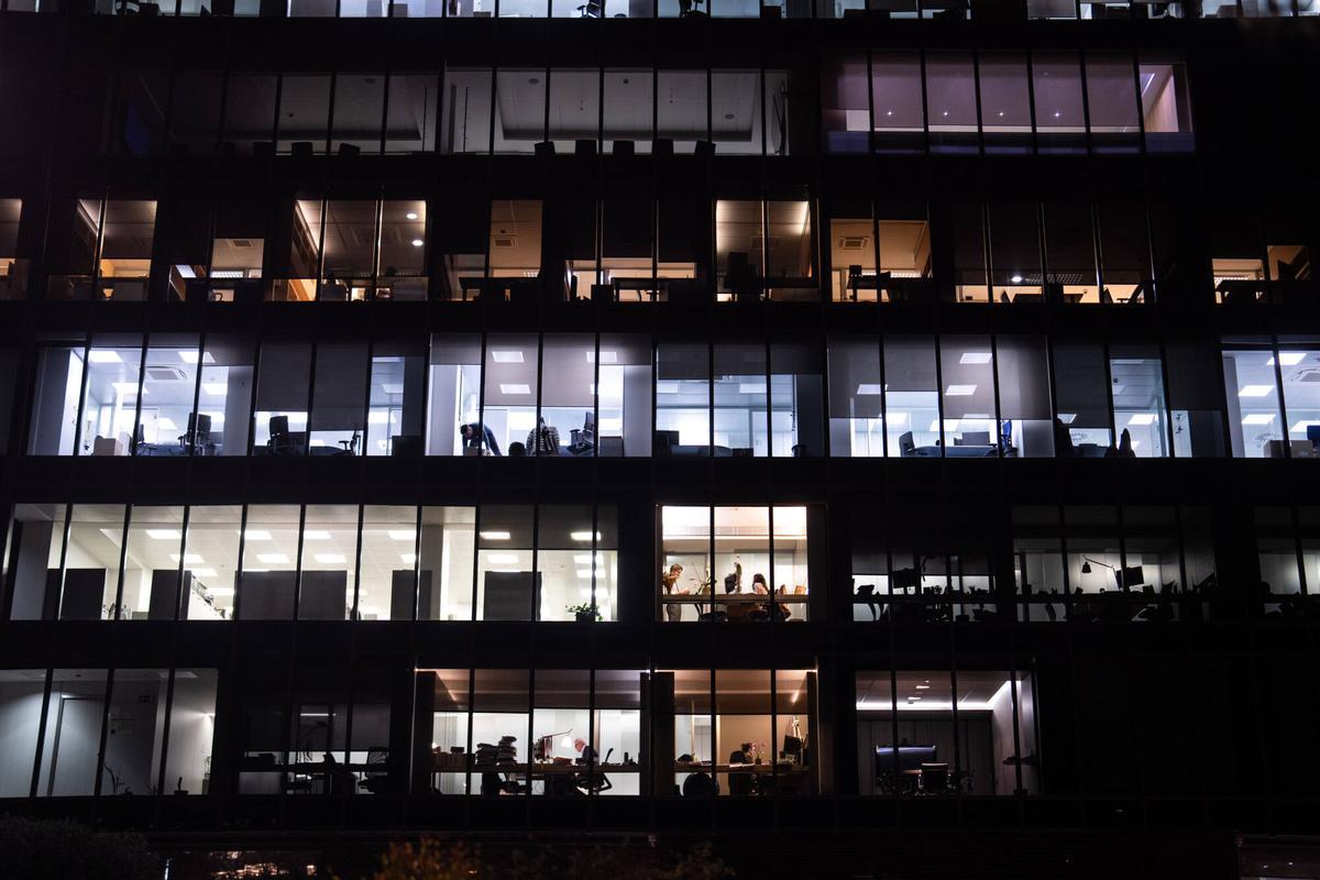 Trabajadores en oficinas a las ocho de la tarde.