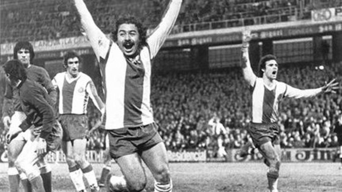 Carlos Caszely, jugador del Espanyol entre 1975 y 1978, celebra un gol con la camiseta blanquiazul.
