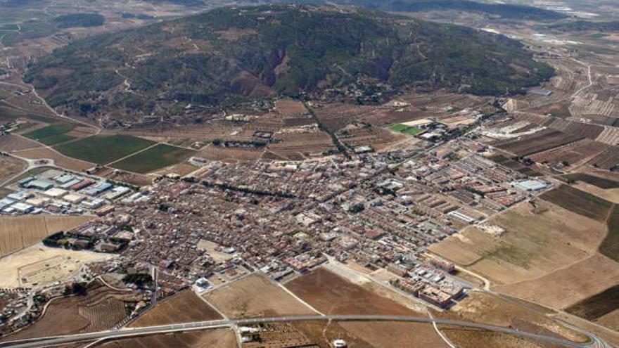 El monte Cabezo de la Sal a cuyo amparo ha crecido la población de Pinoso y varias imágenes del &quot;tesoro&quot; geológico que guarda.