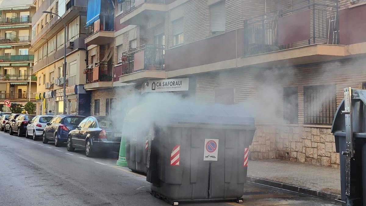 Uno de los contenedores que ardieron en la zona de las 500 Viviendas