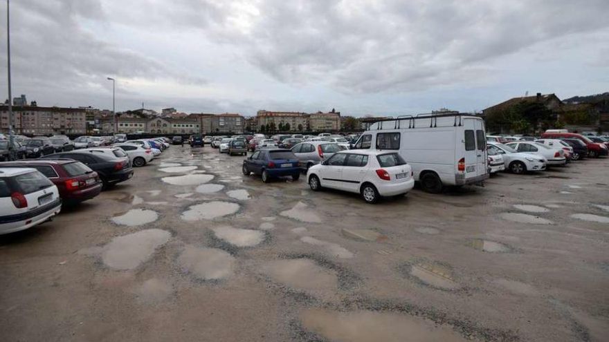 Estacionamiento disuasorio ante el pabellón de deportes. // Gustavo Santos
