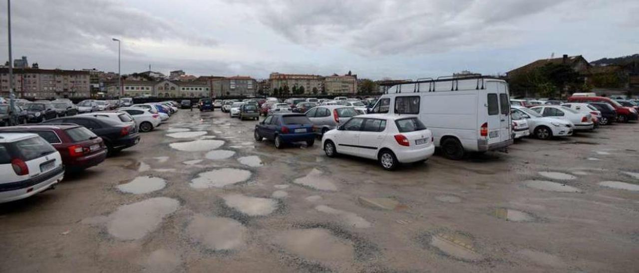 Estacionamiento disuasorio ante el pabellón de deportes. // Gustavo Santos