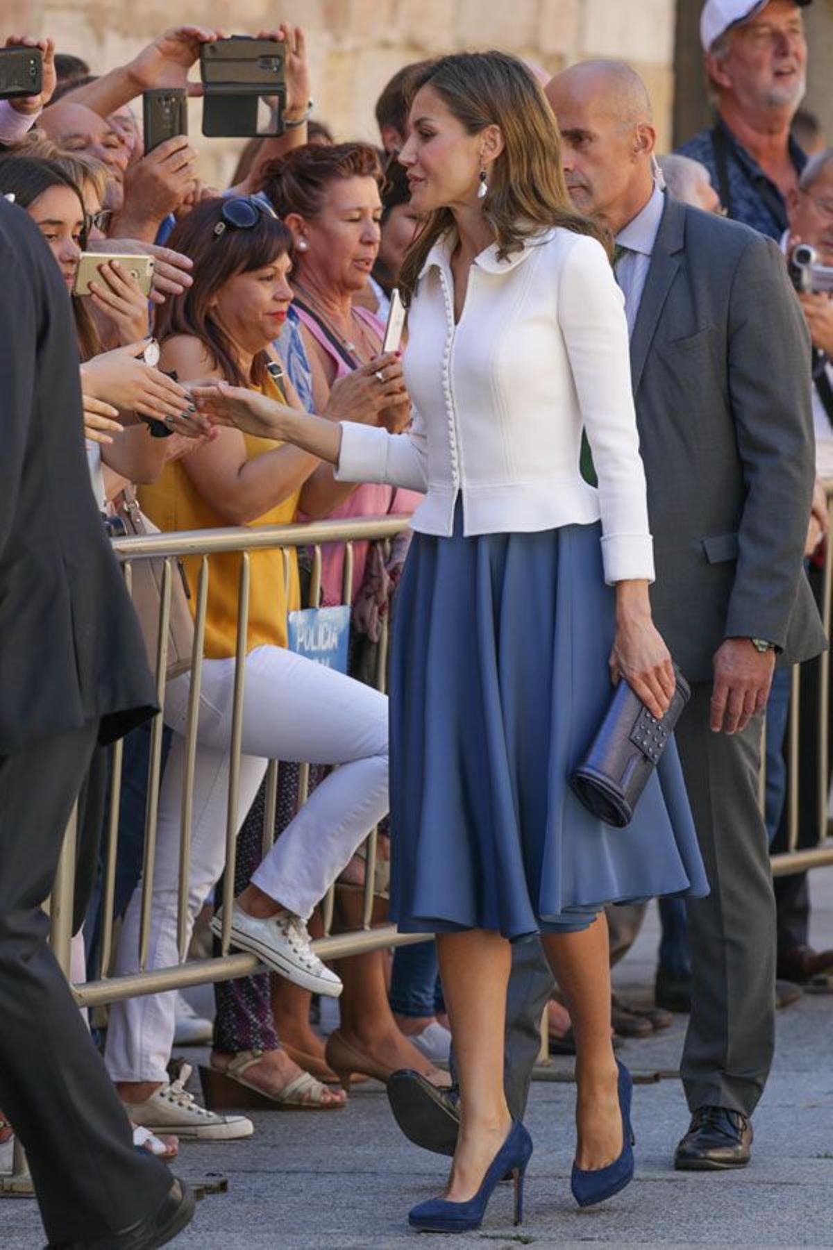 Letizia Ortiz con conjunto blanco y azul de Felipe Varela y zapatos de Magrit