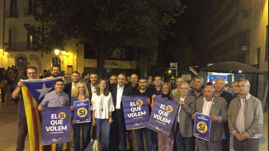 La campanya pel &#039;Sí&#039; arrenca a Manresa amb l&#039;enganxada de cartells